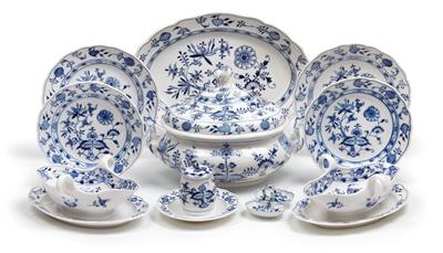 An onion pattern dinner service, - Glass and porcelain