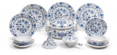 An onion pattern dinner service, - Glass and porcelain