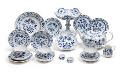 An onion pattern tea service, - Glass and porcelain