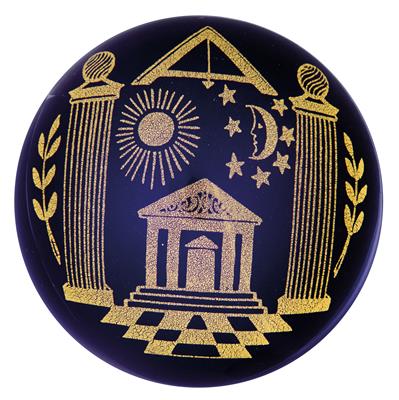 A paper weight decorated with freemason symbols, - Vetri e porcellane