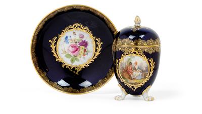 A lidded cup with saucer, - Vetri e porcellane