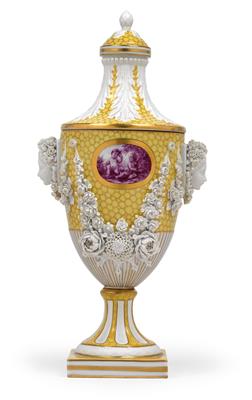 A lidded vase, - Vetri e porcellane