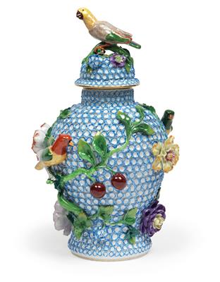 A lidded vase decorated with forget-me-not-blossoms and birds, - Glass and Porcelain