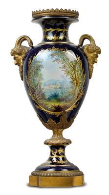 A large French vase decorated with a mythological scene "Mars and Venus", - Sklo a Porcelán