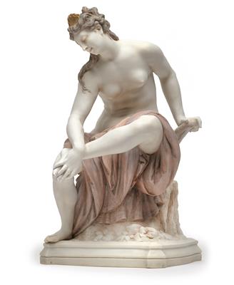 A seated figure of Venus after the bath, - Vetri e porcellane