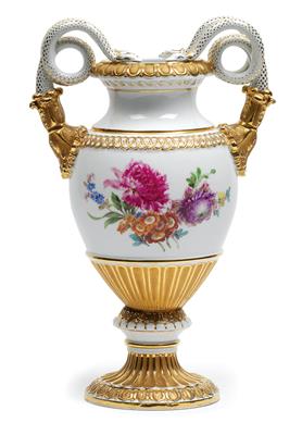 Vase mit Doppelschlangen- Henkeln, - Glas und Porzellan