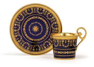 A décor cup with décor saucer, - Vetri e porcellane