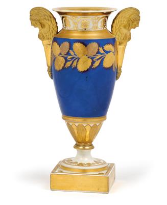 Empire-Vase mit Sphingen- Handhaben, - Glas und Porzellan