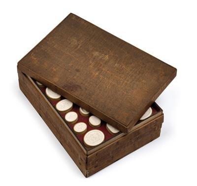 A beautiful wooden box with c. 114 medallions with gold frame, - Sklo a Porcelán