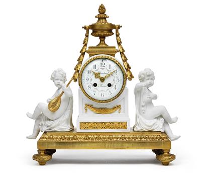 A mantel clock, - Vetri e porcellane