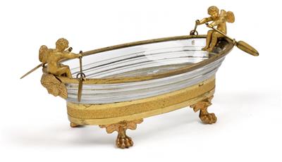 An oval glass bowl in yellow metal mounting as ship with 2 rowing amorettes, - Vetri e porcellane
