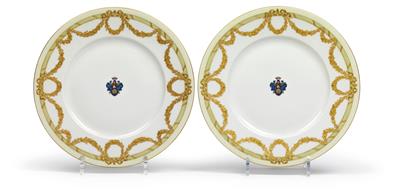 A pair of dinner plates with the coat of arms of the Barons Guttenberg, - Vetri e porcellane