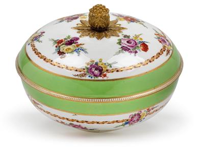 A magnificent lidded tureen, - Sklo a Porcelán