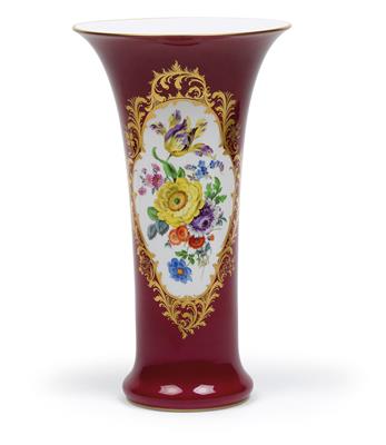 Vase mit Goldrändern, - Glas und Porzellan