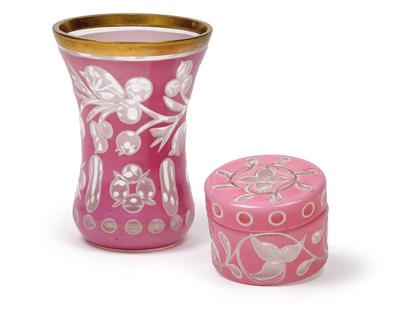 A cup and lidded box, - Vetri e porcellane