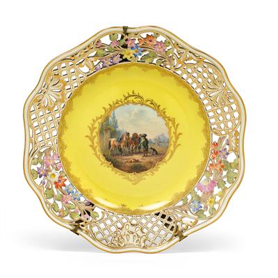 A pictorial plate after Wouverman, - Vetri e porcellane