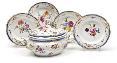 An oval soup tureen with lid and 4 soup plates, - Sklo a Porcelán