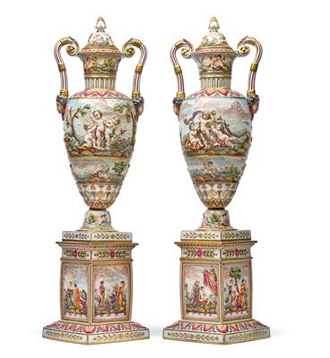 Paar große Vasen mit Deckeln und Sockeln im Capo-di-Monte- Stil, - Glas und Porzellan