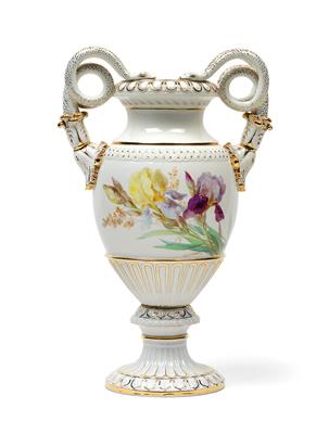 A vase with double serpent handles, - Sklo a Porcelán