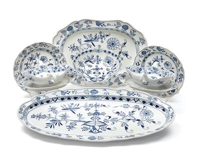 An onion pattern dinner service, - Glass and Porcelain