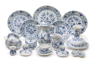 An onion pattern dinner service, - Glass and Porcelain