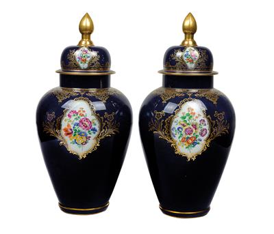 A Pair of Majestic Covered Vases, - Vetri e porcellane