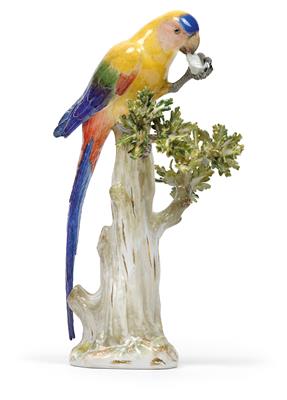 Papagei auf Eichenstamm mit Blättern sitzend, er hält Frucht in der Linken, - Glas und Porzellan