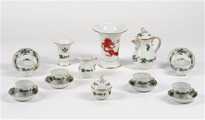 Moccaservice und 1 Vase mit grünem Hofdrachen und 1 Vase mit rotem Ming-Drachen, - Glas und Porzellan