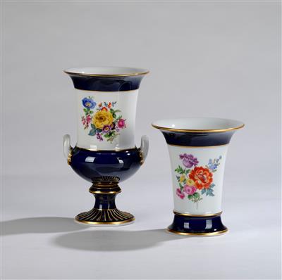 Vase mit 2 Henkeln und Trompetenvase, - Vetri e porcellane