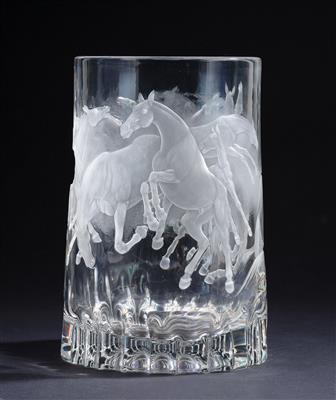Vase mit meisterlich umlaufend geschnittener Darstellung von 12 Pferden und 1 Fohlen, - Glas und Porzellan