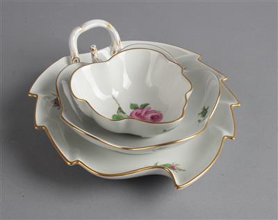 2 Blattschalen mit Asthenkeln, 1 fünfpassige Schale, - Sklo a Porcelán