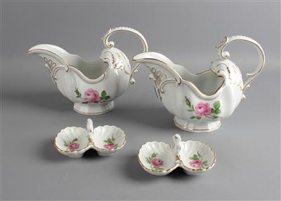 2 Saucieren in barocken Formen Höhe 11 cm, Länge 24 cm, 2 Gewürzkörbe á 2 Muscheln, Höhe 5,5 cm, Länge 11,5 cm, - Sklo a Porcelán