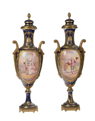 Paar Deckelvasen und Sockeln mit Gelbmetallmontierungen, - Glas und Porzellan - aus dem 18. bis 20. Jahrhundert