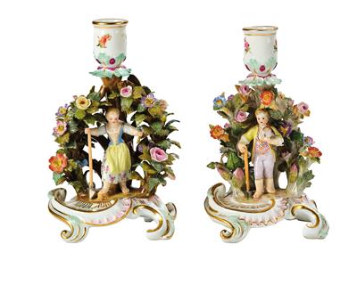 Paar Miniatur-Kerzenleuchter mit Gärtnerkindern in der Blumenlaube, - Sklo a Porcelán