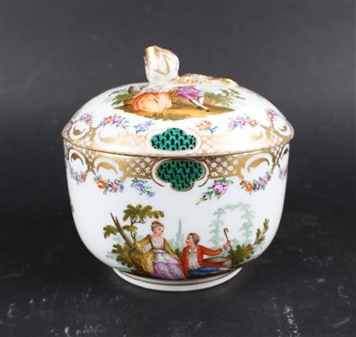 Zuckerdose mit Deckel und Watteaumalereien, - Glas und Porzellan - aus dem 18. bis 20. Jahrhundert