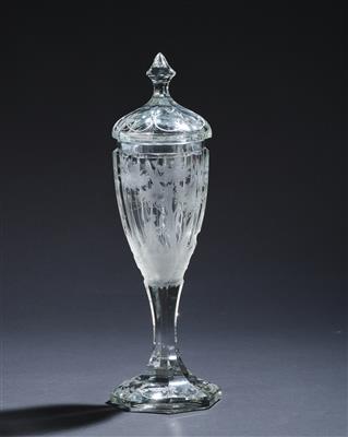 Deckelpokal mit umlaufender Jagddarstellung, - Glass and Porcelain Christmas Auction