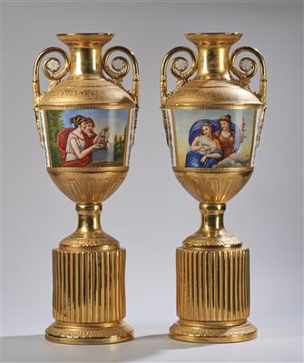 Paar große goldene Vasen mit antikisierenden Darstellungen, Böhmen, - Sklo a porcelán
