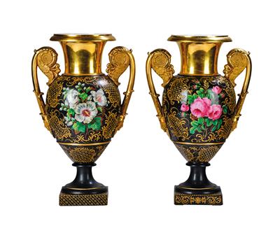 Paar prachtvolle Vasen mit Paradiesvögeln und Blumen, - Glas und Porzellan Weihnachtsauktion