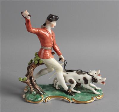 Piquer mit Peitsche und 2 Jagdhunden an der Leine, bekleidet mit Dreispitz und roter Jacke, - Glass and Porcelain Christmas Auction