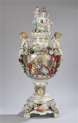 Prunkvase mit Deckel und Sockel, Dresden, - Glass and Porcelain Christmas Auction