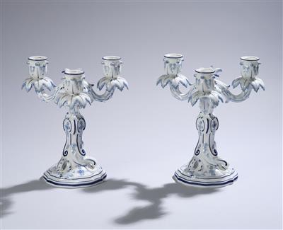 Zwiebelmuster-Paar Kerzenleuchter à 3 Arme, Meißen, - Glass and Porcelain Christmas Auction