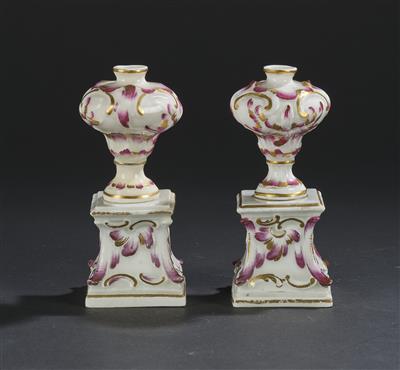 Kaiserliche Manufaktur Wien um 1760, Paar Balustervasen auf Podest - Sklo a porcelán