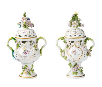 Paar kleine Brule-Parfume-Vasen mit Deckeln, Meißen, - Sklo a porcelán