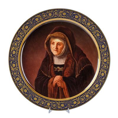 Sehr große Porzellan-Platte mit dem farbig gemalten Porträt von Rembrandts Mutter als "Prophetin Anna", - Sklo a porcelán
