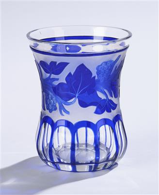 Becher mit blauen Weinlaubranken, - Glass and Porcelain