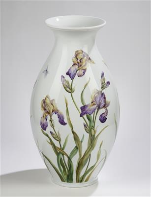 Bodenvase mit lila Schwertlilien und Schmetterlingen, Augarten, - Glas & Porzellan