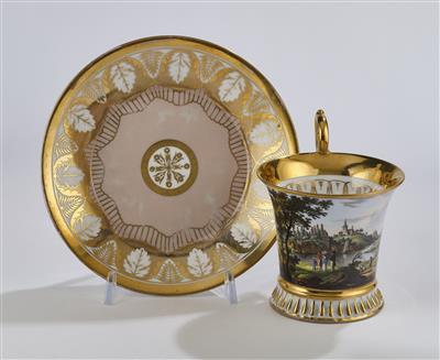 Kaffeetasse mit Hügellandschaft, Fluß, und Biedermeier-Personen, Böhmen, Schlaggenwald um 1830, - Sklo a porcelán