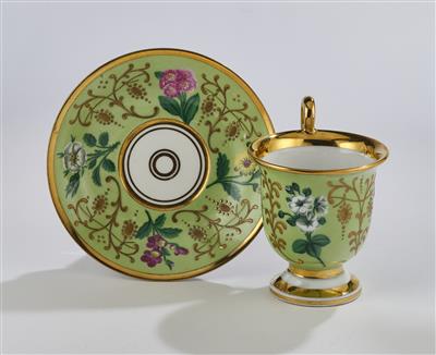 Kaffeetasse und Untertasse mit Blumen auf grünem Fond Böhmen, - Glas & Porzellan