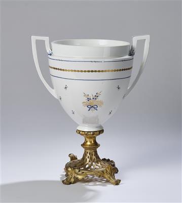 Klassizistische Vase mit bronze doré Fuß, Wien - Glas & Porzellan