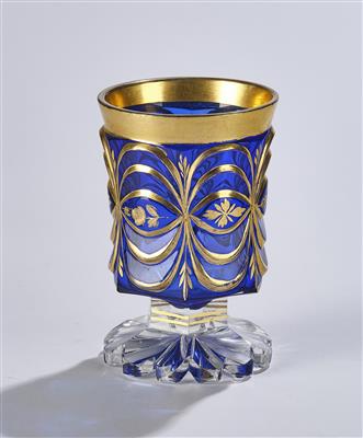 Kleiner Glaspokal königsblau unterfangen, Böhmen um 1850, - Vetri e porcellane